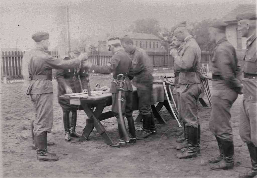 Przydział broni w Szkole Podchorążych Rezerwy Kawalerii w Grudziądzu, o stół oparte szable francuskie wz. 1822, Grudziądz, 1934, wł. MF