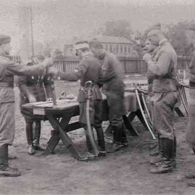 Przydział broni w Szkole Podchorążych Rezerwy Kawalerii w Grudziądzu, o stół oparte szable francuskie wz. 1822, Grudziądz, 1934, wł. MF